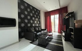 City Center Properties - Modern Two Bedroom Apartment With A Hot Tub And Amazing Location