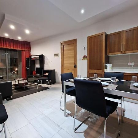 City Center Properties - Modern Two Bedroom Apartment With A Hot Tub And Amazing Location San Pawl il-Baħar Zewnętrze zdjęcie