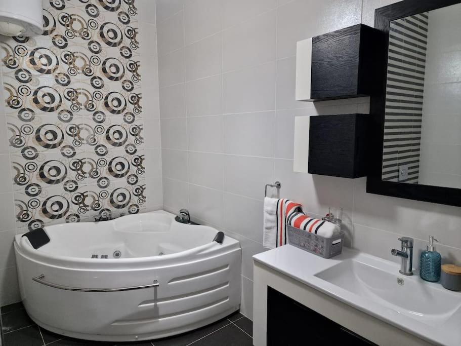 City Center Properties - Modern Two Bedroom Apartment With A Hot Tub And Amazing Location San Pawl il-Baħar Zewnętrze zdjęcie