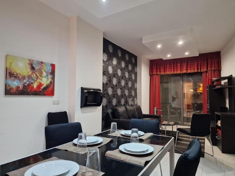 City Center Properties - Modern Two Bedroom Apartment With A Hot Tub And Amazing Location San Pawl il-Baħar Zewnętrze zdjęcie