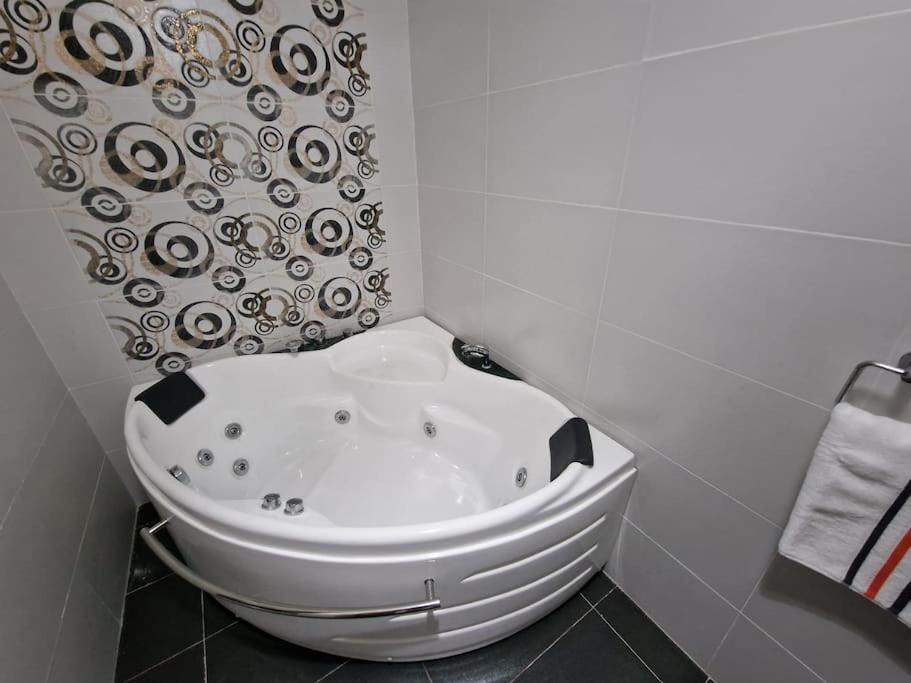 City Center Properties - Modern Two Bedroom Apartment With A Hot Tub And Amazing Location San Pawl il-Baħar Zewnętrze zdjęcie