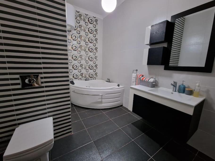 City Center Properties - Modern Two Bedroom Apartment With A Hot Tub And Amazing Location San Pawl il-Baħar Zewnętrze zdjęcie