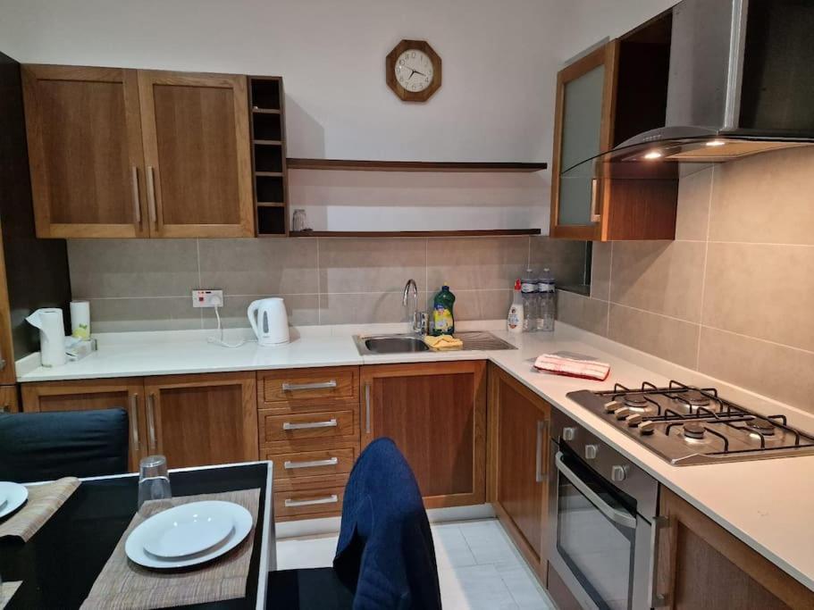 City Center Properties - Modern Two Bedroom Apartment With A Hot Tub And Amazing Location San Pawl il-Baħar Zewnętrze zdjęcie