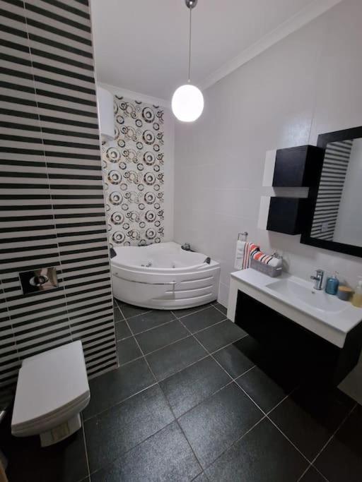 City Center Properties - Modern Two Bedroom Apartment With A Hot Tub And Amazing Location San Pawl il-Baħar Zewnętrze zdjęcie