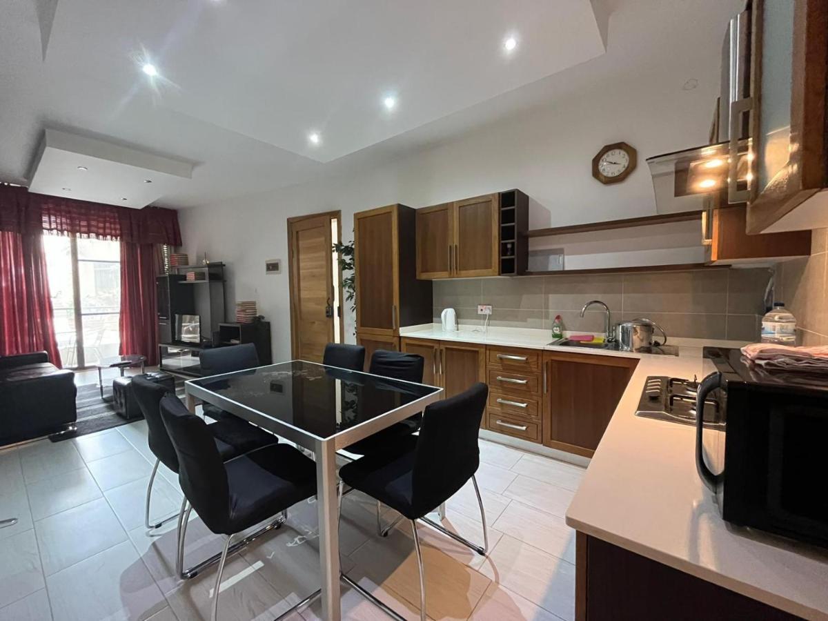 City Center Properties - Modern Two Bedroom Apartment With A Hot Tub And Amazing Location San Pawl il-Baħar Zewnętrze zdjęcie